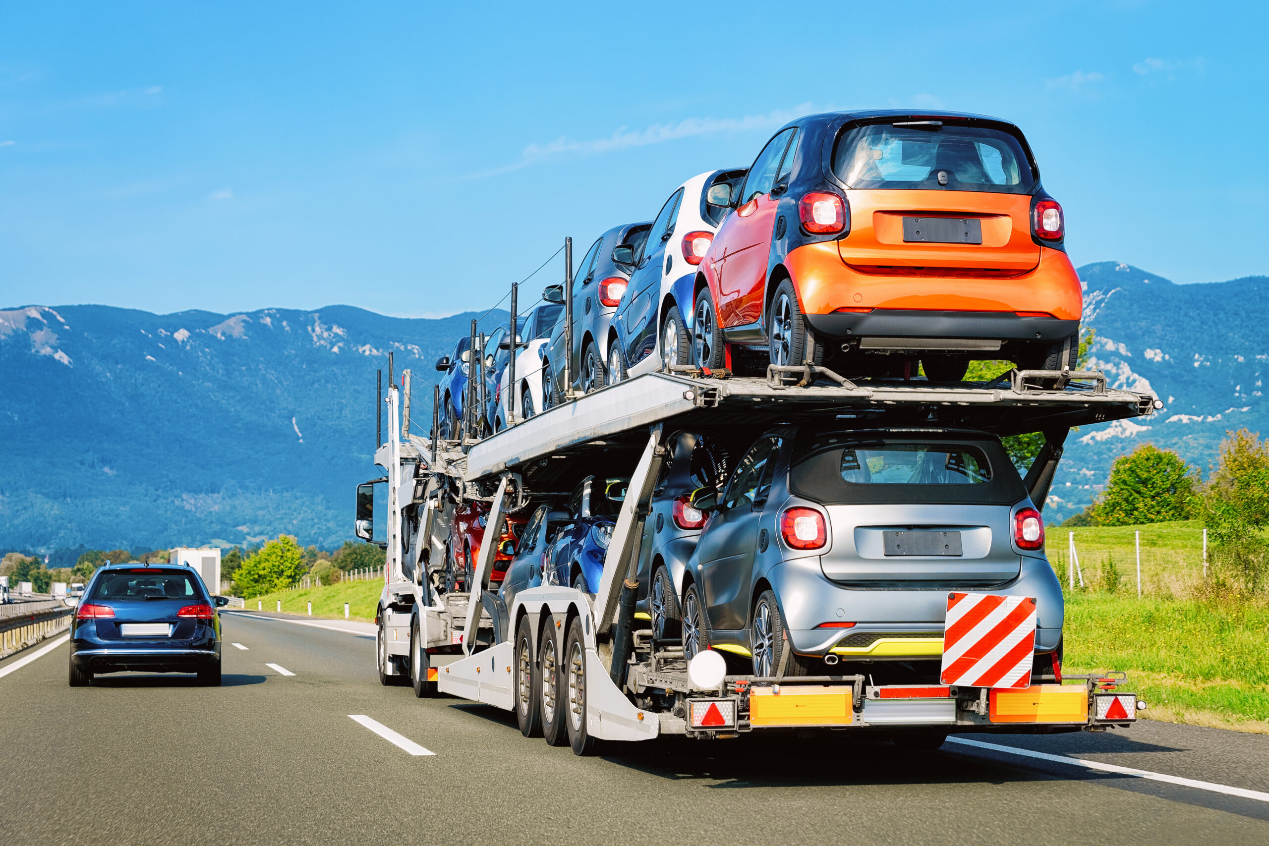 Camion porte-voitures transportant plusieurs voitures sur autoroute, transport de véhicule d’Allemagne vers la France
