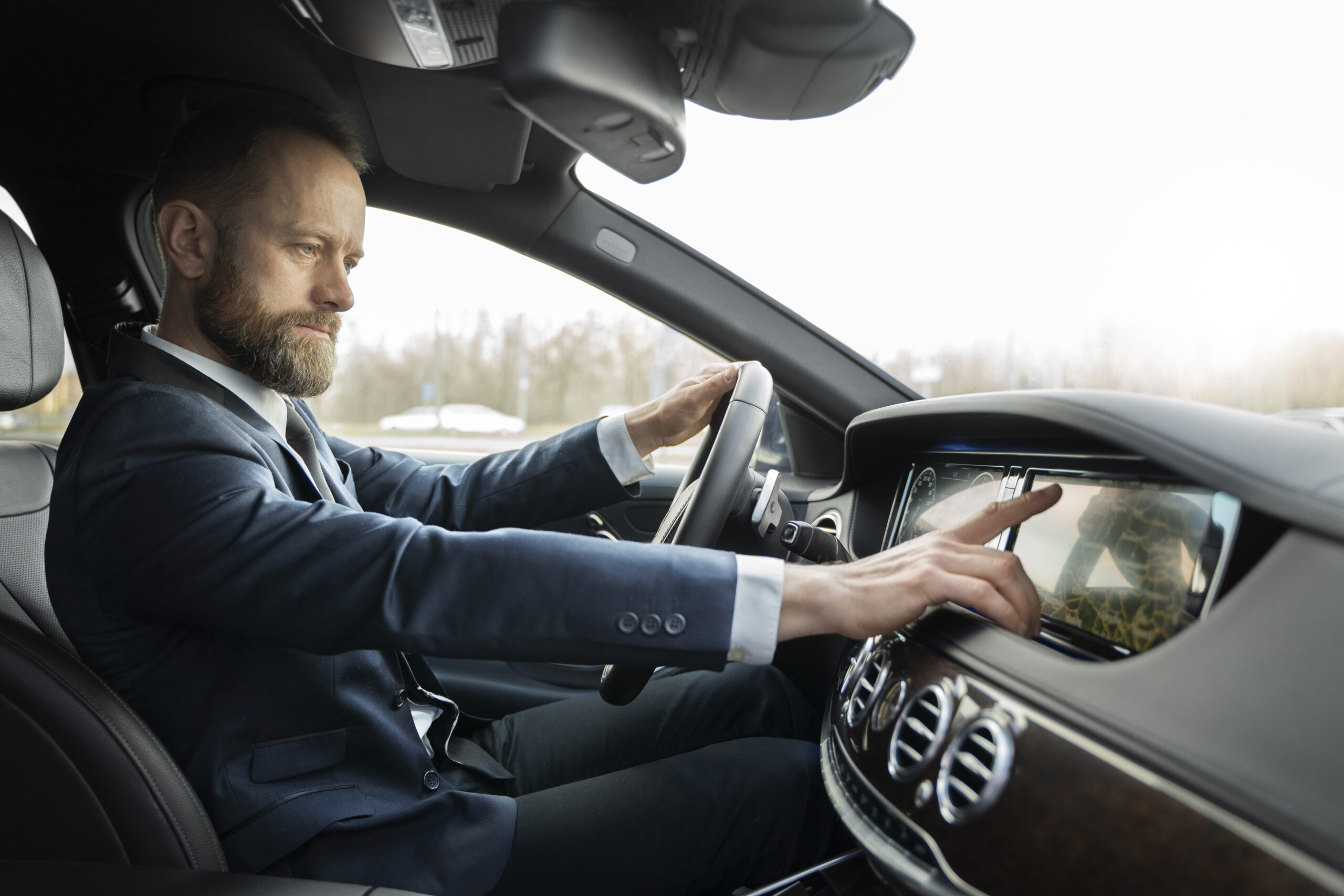 Chauffeur convoyeur professionnel au volant, convoyage de voiture depuis l’Europe jusqu’au domicile en France